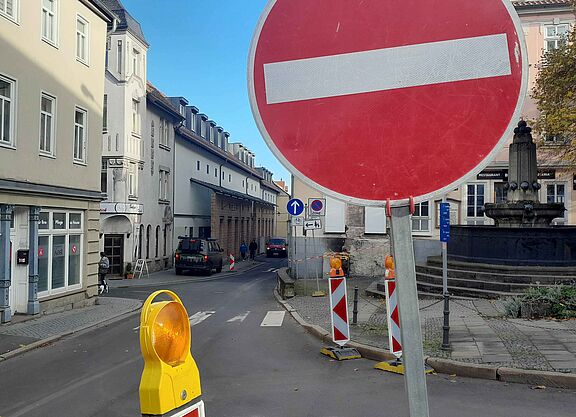 Ein Verkehrsschild behindert an einer Baustelle den Radverkehr.