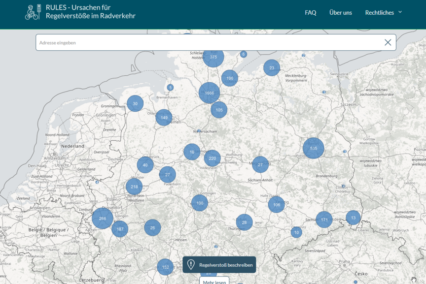 Die interaktive Karte des Projekts RULES Screenshot der Webseite regelverstoesse.de mit einer Deutschlandkarte. Blaue Kreise markieren Orte, an denen Verkehrsteilnehmende Regelverstöße im Radverkehr gemeldet haben.