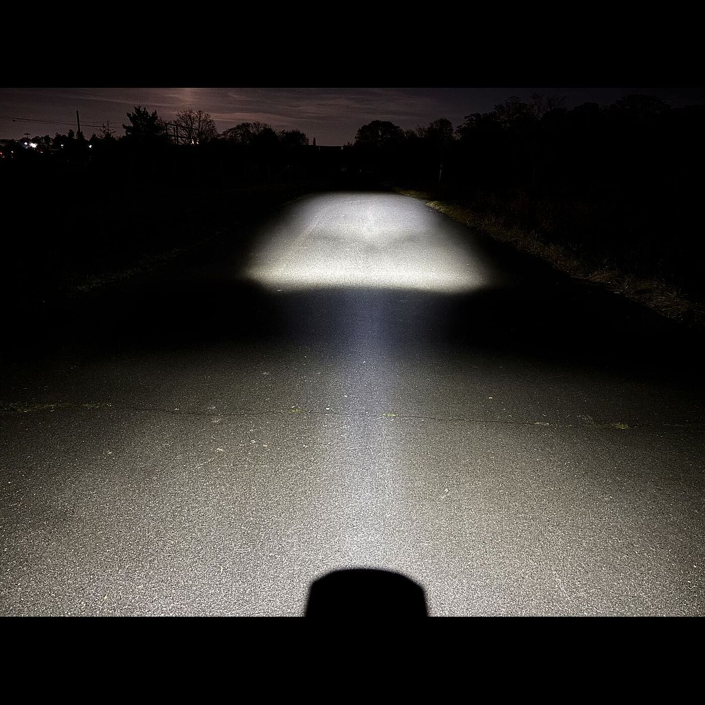 Aldi Nacht Lichtkegel der Aldi-Leuchte in dunkler Umgebung.